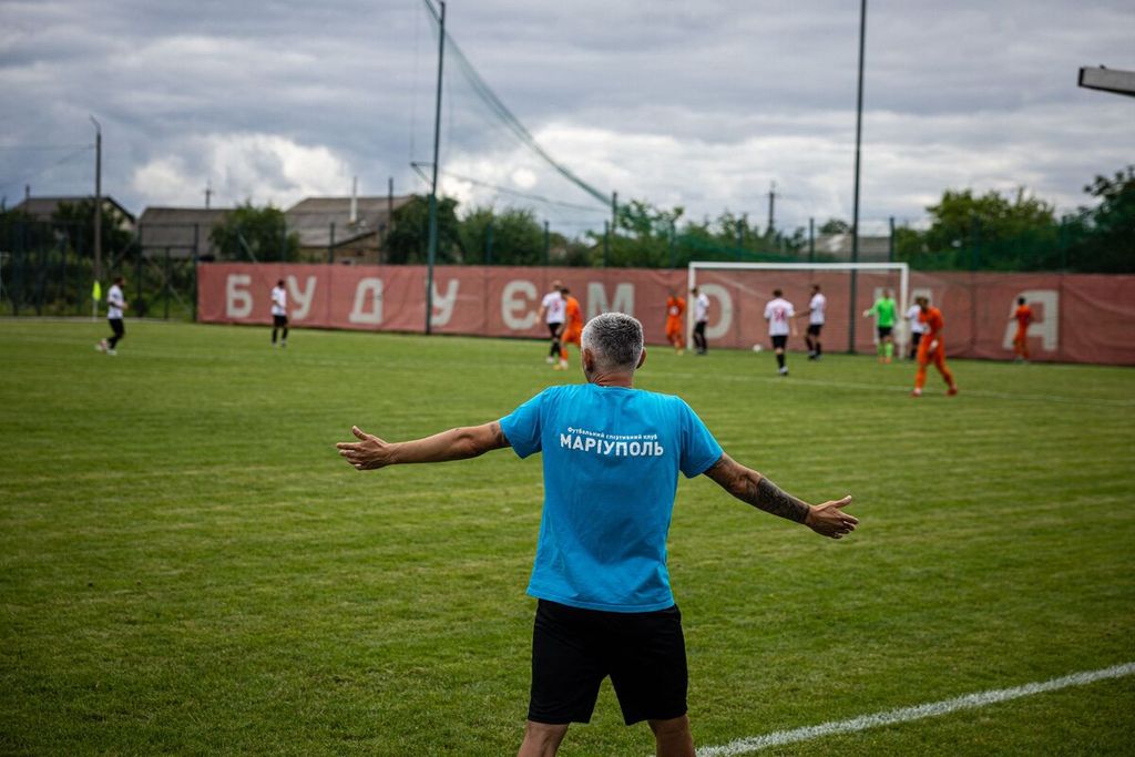 Reaksi pelatih FSC Mariupol dalam laga uji coba melawan FC Nyva di lapangan desa Demydiv, 20 kilometer utara Kyiv, 20 Agustus 2022.