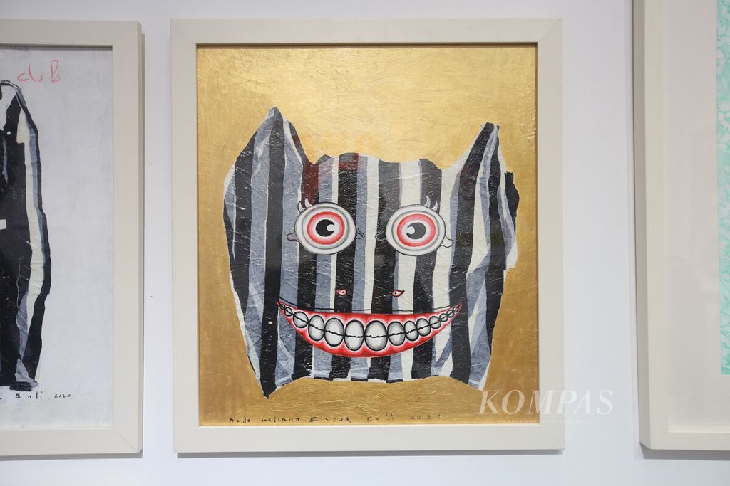 Lukisan berjudul "Bhuta Kala Plastik Poleng" karya Made Bayak turut serta dalam pameran Art Moments Jakarta Online 3 (AMJO 3) di Art:1 Museum, Jakarta, Kamis (9/6/2022). Pameran berlangsung hingga 12 Juni ini. 