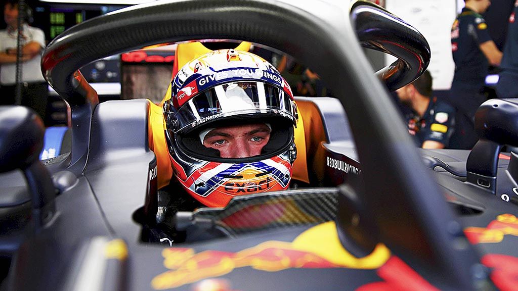 Pebalap Belanda, Max Verstappen, yang memperkuat tim Formula Satu, Red Bull, menguji coba mobil yang dilengkapi dengan perangkat pelindung kokpit Halo, saat sesi latihan Grand Prix F1 Italia di Sirkuit Monza, Italia, 2 September 2016.
