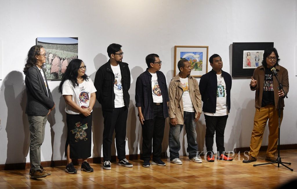 Para peserta pameran kartun bertajuk "I Love U Gudbai" saat pembukaan pameran di Bentara Budaya Jakarta, Kamis (3/8/2023). Delapan kartunis peserta pameran adalah Beng Rahadian, Cahyo Heryunanto, Ika W Burhan, M Nasir, M Najib, M.Syaifuddin Ifoed, Supriyanto, dan Thomdean. 