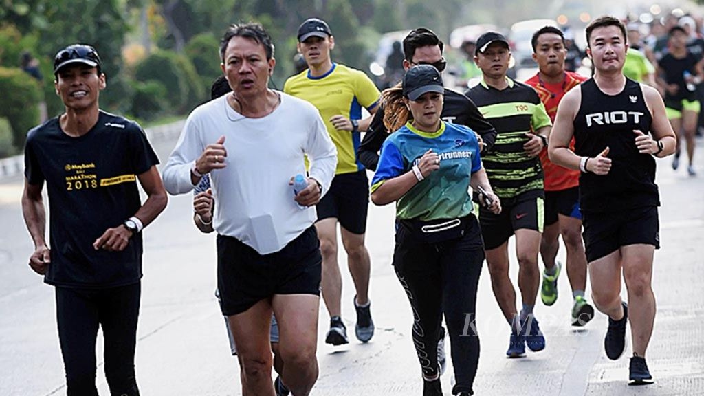 Pelari dari berbagai komunitas mengikuti Lari Bareng Road to Borobudur Marathon 2018, di Surabaya, Jawa Timur, Sabtu (20/10/2018).