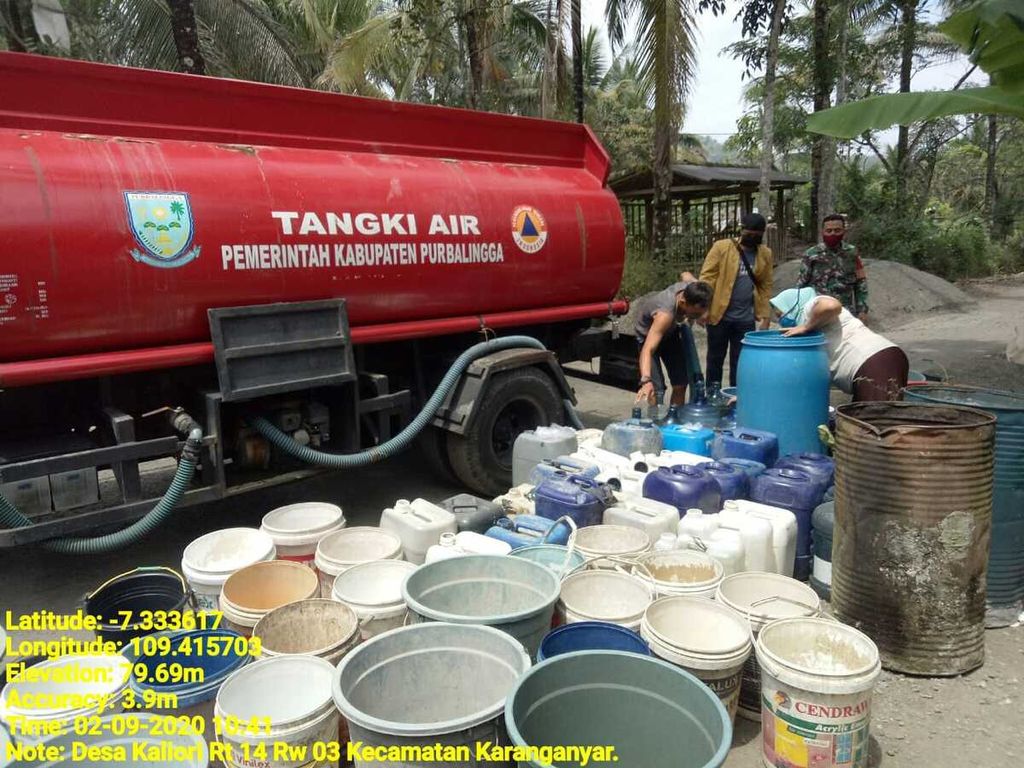 Badan Penanggulangan Bencana Daerah Kabupaten Purbalingga mulai mendistribusikan air bersih kepada warga di Desa Kaliori, Kecamatan Karanganyar, Purbalingga, Jawa Tengah, Rabu (2/9/2020).