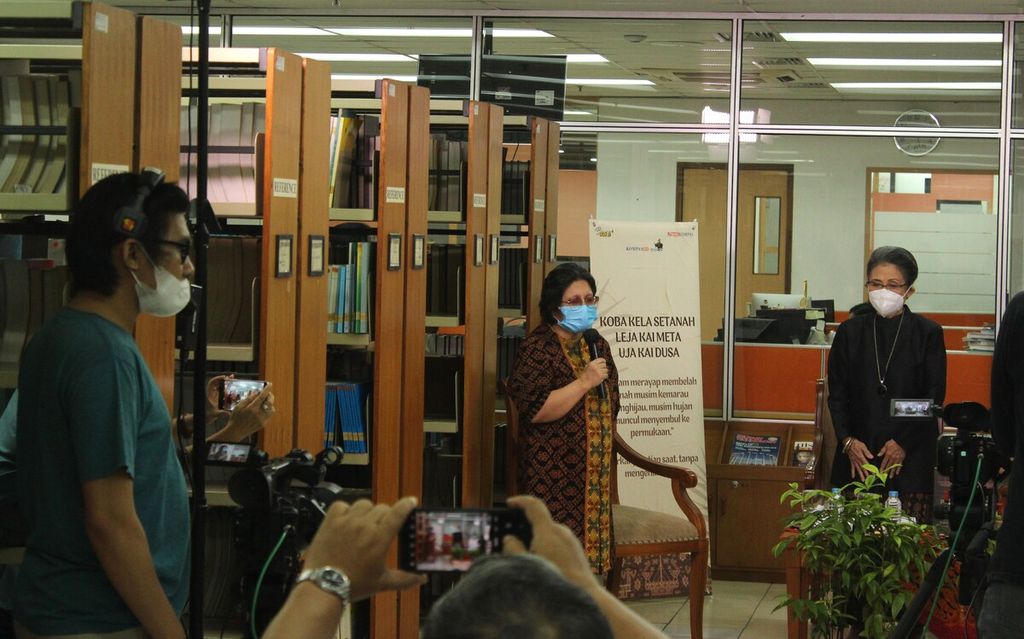 Suasana peluncuran buku <i>Putra Nusa Bunga & Wastra NTT, Mengenang Sosok Frans Seda</i> di Gedung Kompas Gramedia, Jakarta, Selasa (5/7/2022). 