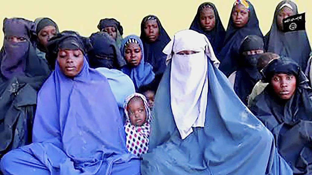 Gambar  yang diambil dari video yang dirilis oleh kelompok militan Boko Haram, Senin (15/1),  menunjukkan sejumlah siswa yang mereka culik dari kota Chibok, Nigeria timur laut, pada April tahun 2014. Seorang pria yang terlibat dalam penculikan itu telah dijatuhi hukuman 15 tahun penjara. 