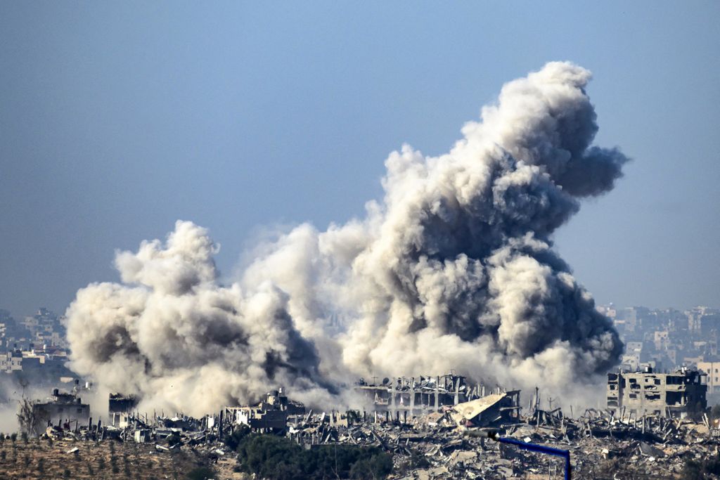 Gambar yang diambil dari Israel selatan, dekat perbatasan dengan Jalur Gaza, ini menunjukkan asap mengepul dari gedung-gedung yang digempur Israel, Jumat (1/12/2023). 