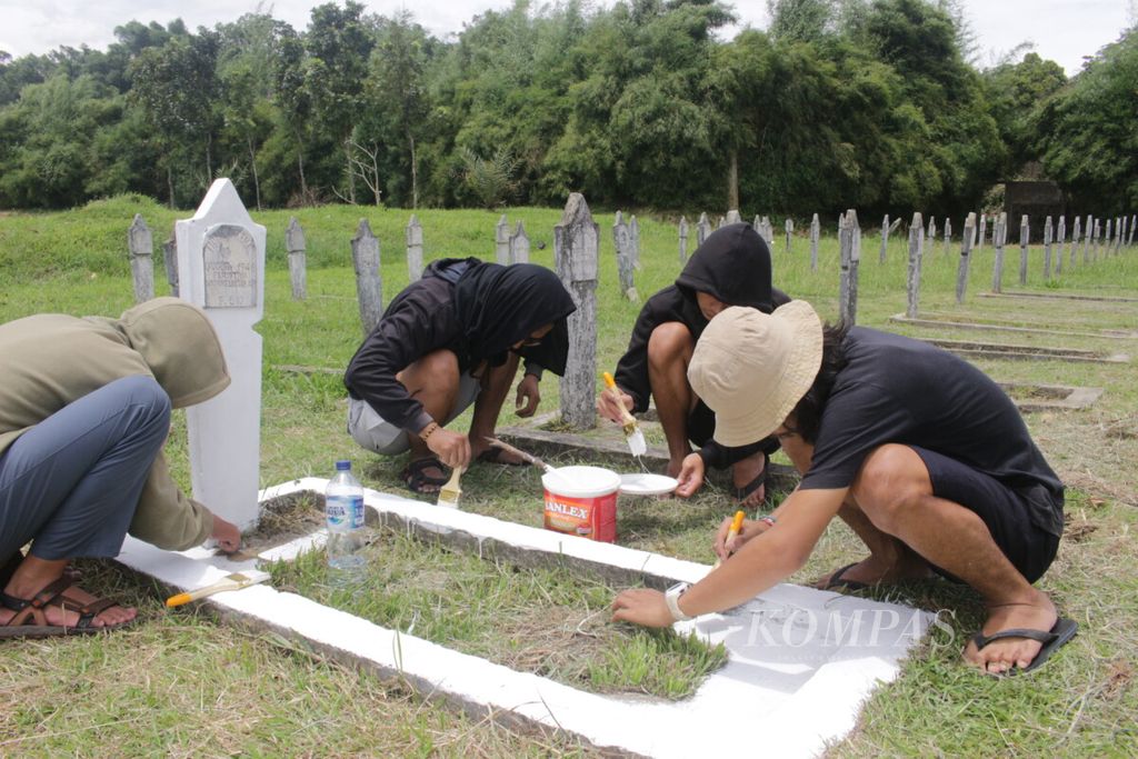 Pengecatan makam di TMP Cikutra bandung memperingati peristiwa bandung lautan api