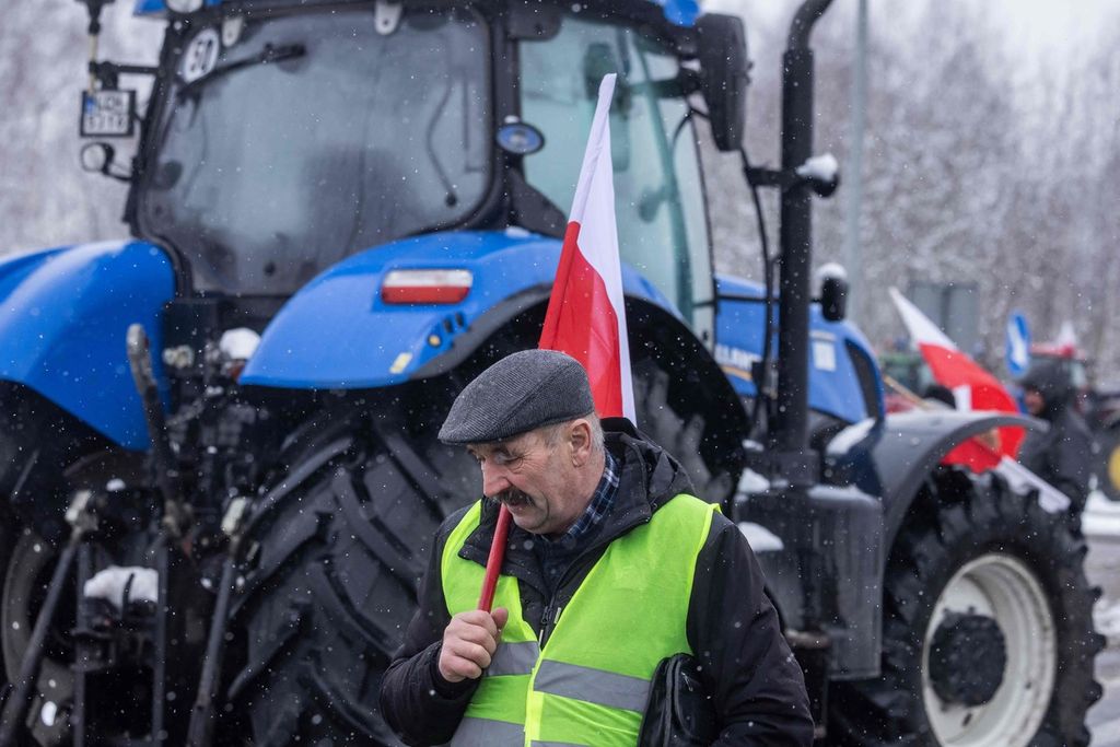 Petani Polandia memprotes kebijakan Uni Eropa, Jumat (9/2/2024).