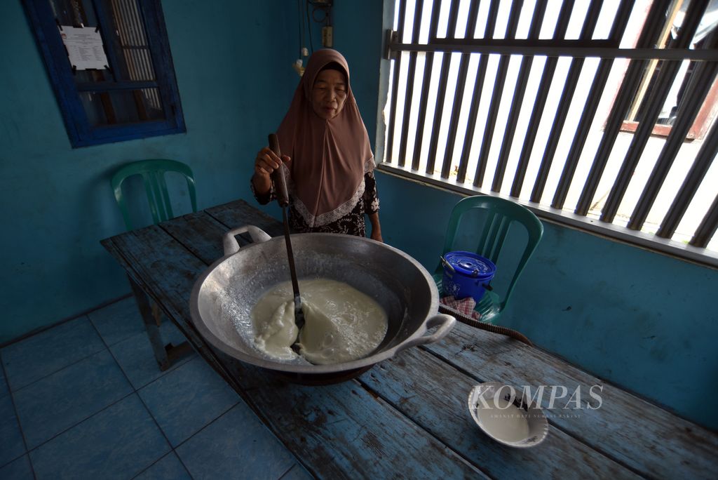 Masnah (60-an tahun) membuat <i>gulo puan</i>, kudapan yang terbuat dari susu kerbau rawa, di Desa Bangsal, Kecamatan Pampangan, Ogan Komering Ilir, Sumatera Selatan, Kamis (7/12/2023).