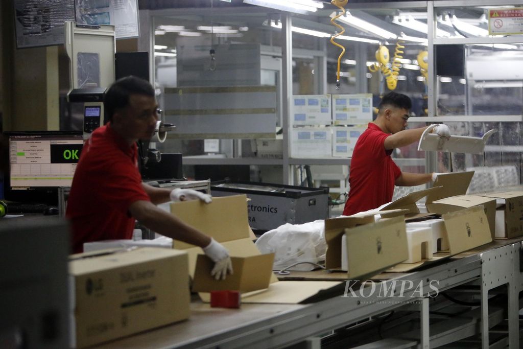 Pekerja mengepak perangkat pendingin ruangan (AC) yang telah lolos kontrol kualitas di pabrik PT LG Electronics Indonesia di Legok, Kabupaten Tangerang, Banten, Selasa (3/10/2023). 