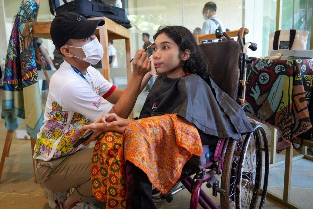 Pelatihan <i>make up artist </i>menjadi salah satu kegiatan yang digelar dalam G20 Side Event bertajuk B20 Indonesia Digital Economy to Support SDGs Senin (8/8/2022). Selain itu, berbagai karya lukisan para disabilitas juga meramaikan perhelatan G20 tersebut. 