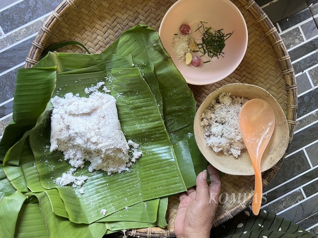 Warga menunjukkan kajompi, kuliner tradisional Enrekang, Sulawesi Selatan, Sabtu (18/11/2023). Makanan ini terbuat dari kelapa yang dicampur bumbu dan difermentasi.