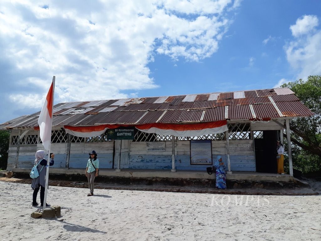 Wisatawan berfoto di depan replika Sekolah Dasar Laskar Pelangi di Kampong Gantong, Kabupaten Belitung Timur, Provinsi Bangka Belitung (3/12/2018), Film Laskar Pelangi yang ditayangkan pada 2008 merupakan film terlaris dalam satu dekade terakhir yang diputar di masa libur Lebaran.