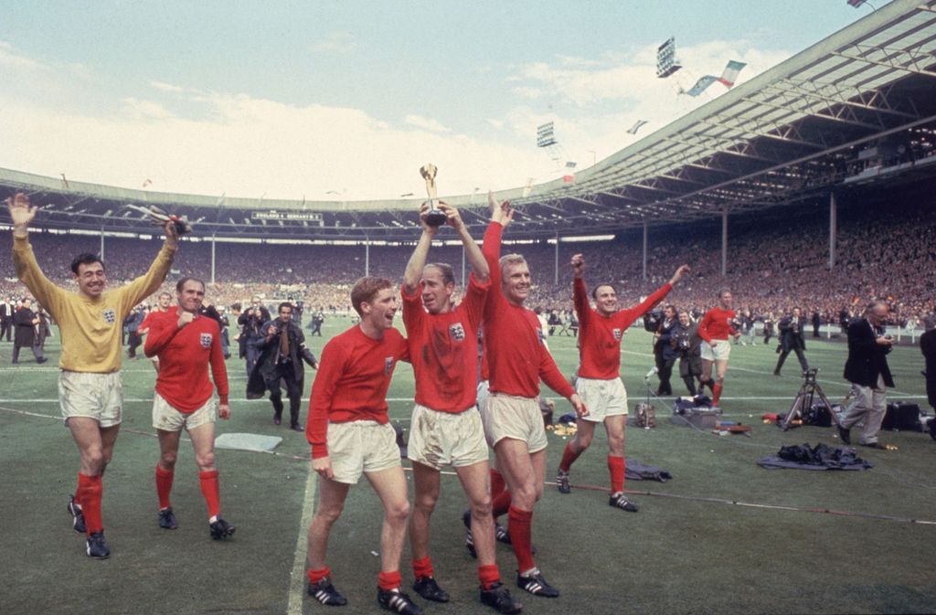 Peristiwa paling penting dalam sejarah sepak bola Inggris ketika kapten tim, Bobby Charlton (tengah), mengangkat Piala Jules Rimet setelah mengalahkan Jerman Barat 4-2 di Stadion Wembley, London, Inggris, Juli 1966.