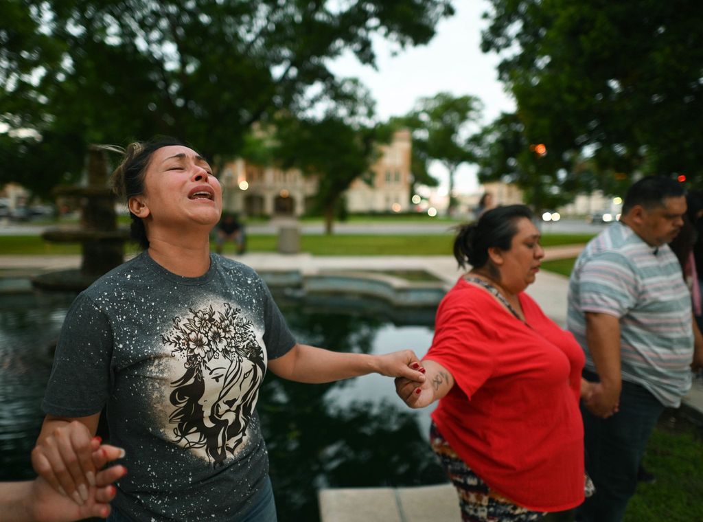Warga berdoa bersama setelah tragedi penembakan massal di Sekolah Dasar Robb di Uvalde, Texas, Selasa (24/5/2022). 