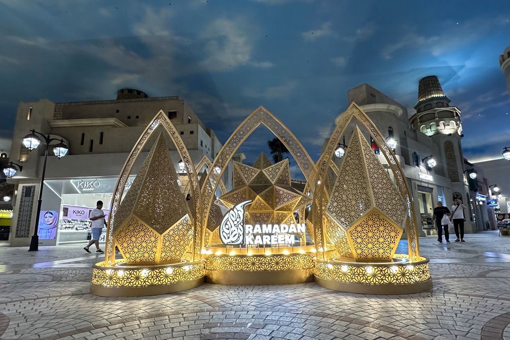 Pengunjung berjalan melewati dekorasi bulan suci Ramadhan di sebuah pusat perbelanjaan di Dubai pada 11 Maret 2024. 