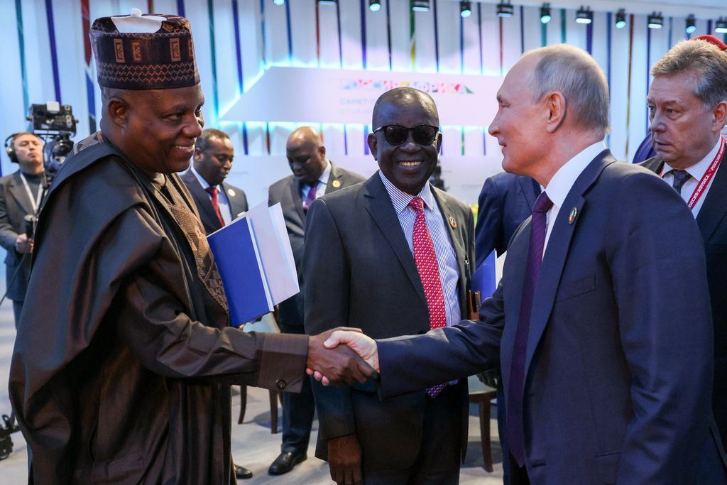 Wakil Presiden Nigeria Kashim Shettima (kiri) dan Presiden Rusia Vladimir Putin bersalaman setelah sesi sidang KTT Rusia-Afrika di St Petersburg, Rusia, 28 Juli 2023. 