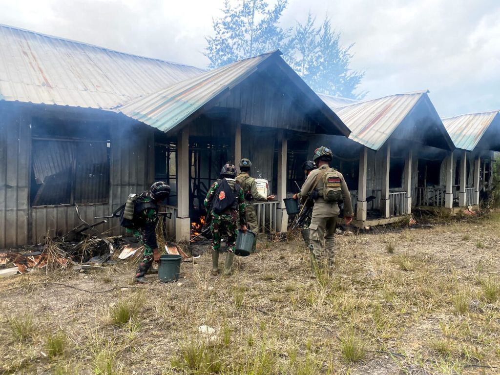 Tampak bangunan rumah tenaga kesehatan yang terbakar di Distrik Ilaga, Kabupaten Puncak, Papua Tengah, Senin (11/9/2023). Diduga kelompok kriminal bersenjata terlibat dalam aksi ini.