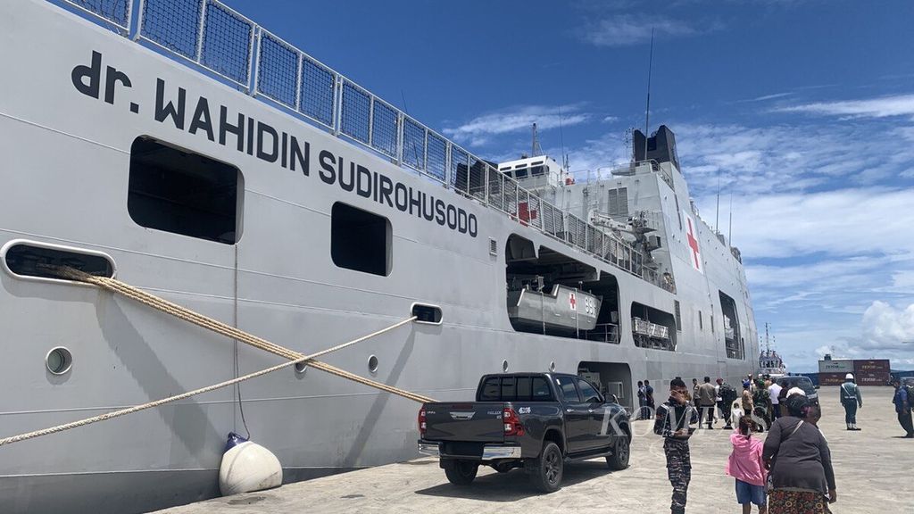 KRI dr Wahidin Sudirohusodo saat masih merapat di Biak, Papua, Senin (11/9/2023). kapal ini digunakan Kemensos memberikan bantuan sosial bagi masyarakat di Pulau Brasi, Kampung Mapia, Supiori.
