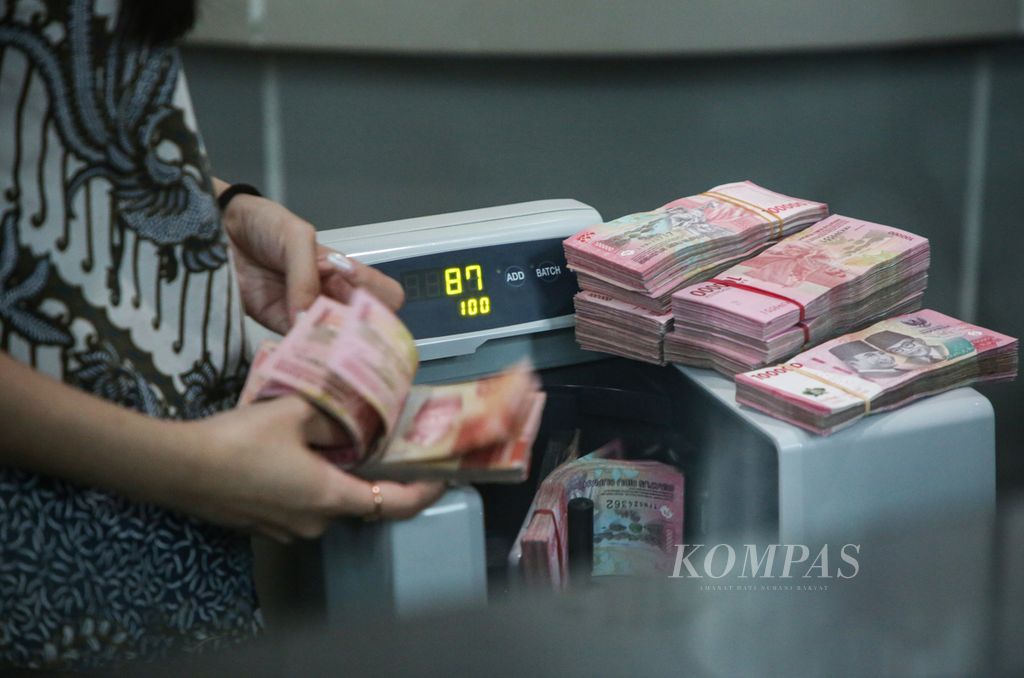Petugas mempersiapkan uang rupiah di tempat penukaran valuta asing PT Valuta Inti Prima di Jakarta, Jumat (16/2/2024). Seusai Pemilihan Presiden (Pilpres) 2024, rupiah ditutup melemah terhadap dollar AS yang pada perdagangan Jumat (16/2/2024) di Rp 15.654 per dollar AS. 