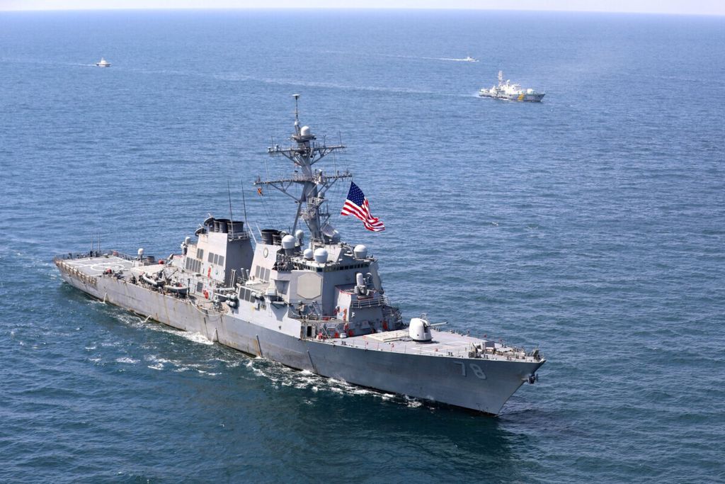Kapal perusak dengan rudal berpemandu kelas Arleigh Burke milik Angkatan Laut AS berlayar dalam formasi saat berpartisipasi pada latihan maritim multinasional Sea Breeze 2020 yang digelar Ukraina dan AS di Laut Hitam, 25 Juli 2020. 