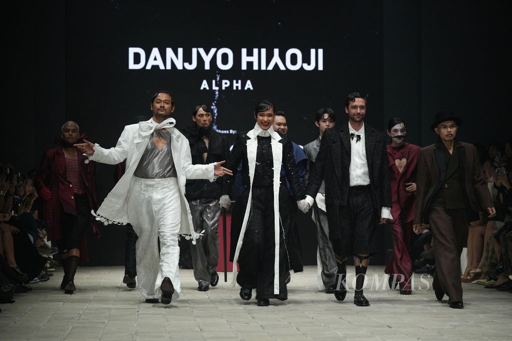 Peragaan busana koleksi Danjyo Hiyoji dalam Plaza Indonesia Men's Fashion Week di Jakarta, Rabu (4/9/2024). 