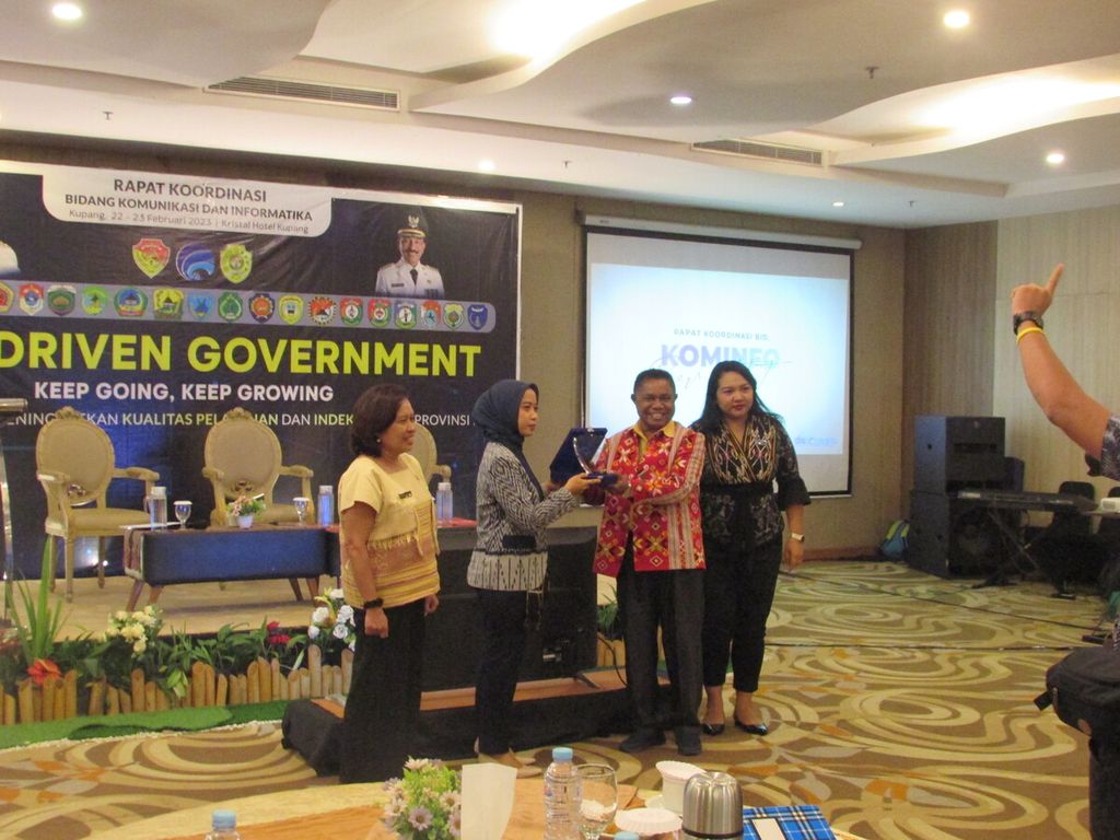 Penyerahan penghargaan dari Ketua Asosiasi Penyelenggara Jasa Internet Indonesia Ryan Soma (berhijab) kepada Kepala Dinas Kominfo NTT Abraham Maulaka (baju merah) di Kupang, Kamis (23/2/2023).