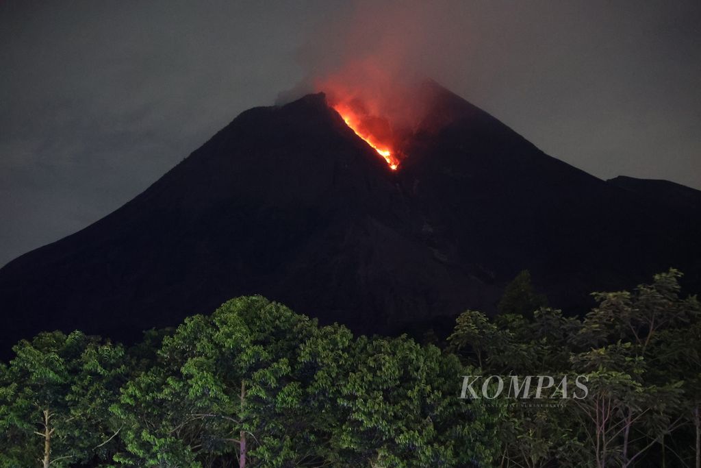 Luncuran lava pijar Gunung Merapi terlihat dari Desa Glagaharjo, Kecamatan Cangkringan, Kabupaten Sleman, Daerah Istimewa Yogyakarta, Jumat (11/3/2022) dini hari. 