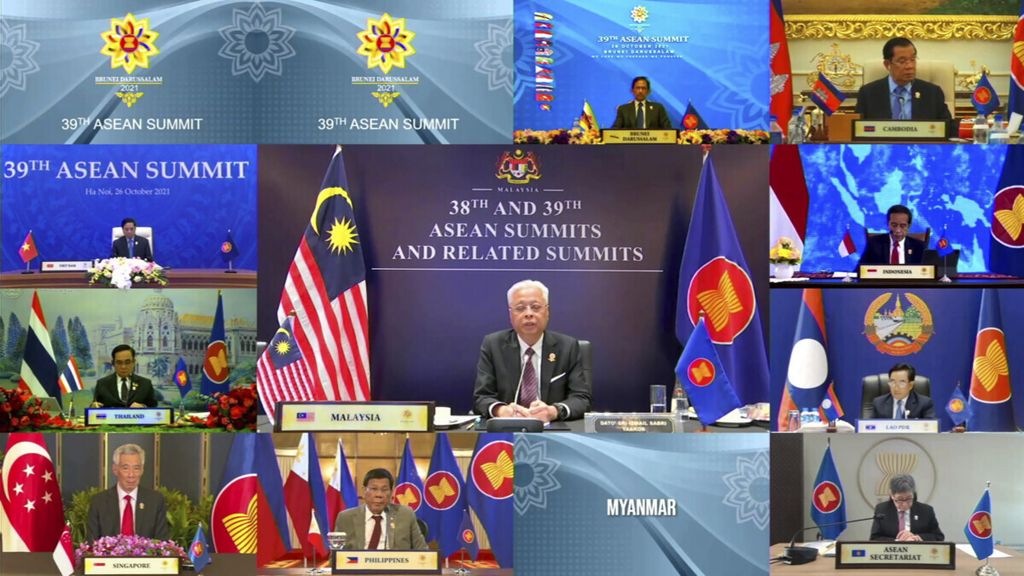 Dalam foto yang dirilis oleh panitia KTT ASEAN Brunei di Bandar Seri Begawan pada 26 Oktober 2021 ini memperlihatkan ruang layar untuk Myanmar terlihat kosong. Setelah kudeta 1 Februari 2021 ASEAN mengucilkan pemimpin junta Myanmar dari pertemuan-pertemuan ASEAN. 