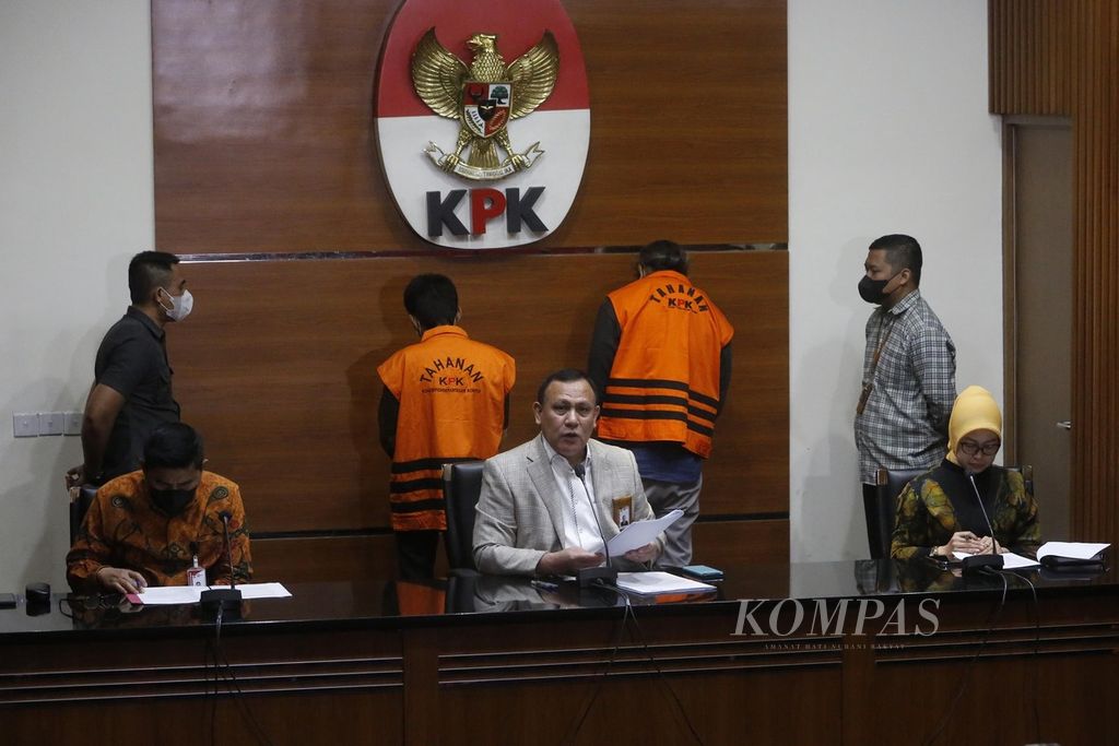 Ketua KPK Firli Bahuri (tengah) di Kantor KPK, Jakarta, memberi keterangan kepada wartawan terkait operasi tangkap tangan dugaan pemberian suap pengurusan perkara di Mahkamah Agung, Jumat (23/9/2022) pagi. Dalam kasus ini, KPK telah menetapkan 10 tersangka dengan satu diantaranya adalah hakim agung.