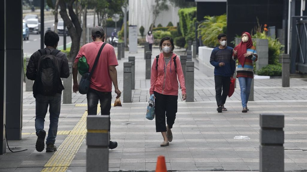 Pejalan kaki menggunakan jalur pedestrian di Jalan MH Thamrin, Jakarta, Sabtu (22/1/2022). Sejumlah aspek yang menjadi perhatian dalam rencana induk pembangunan jalur pejalan kaki adalah karakter pejalan kaki, kondisi lingkungan, dan konektvitas dengan angkutan publik. 