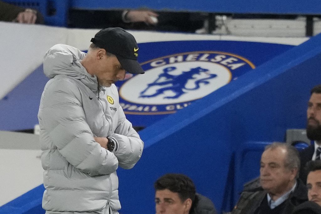  Manajer Chelsea Thomas Tuchel tertunduk usai timnya dikalahkan Arsenal dalam lanjutan Liga Inggris di Stadion Stamford Bridge, London, Inggris, Kamis (21/4/2022) dini hari WIB.