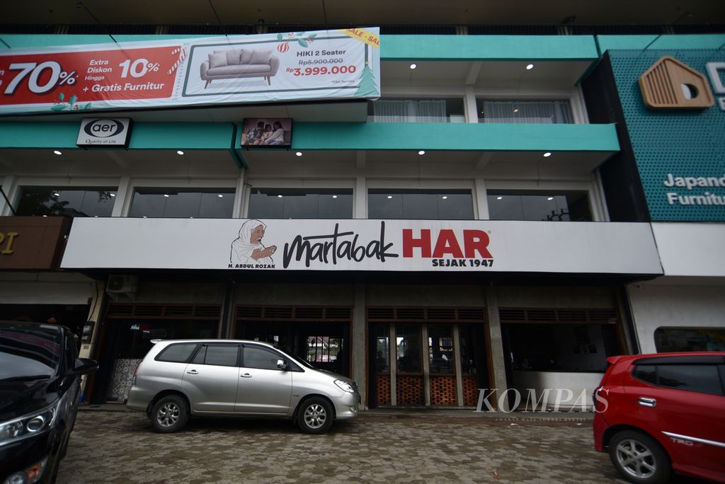 Suasana di depan Restoran Martabak HAR di kawasan Simpang Sekip, Palembang, Sumatera Selatan, Selasa (12/12/2023). Selain pempek, kuliner lain yang patut dicoba kalau berkunjung ke Palembang adalah martabak HAR. 