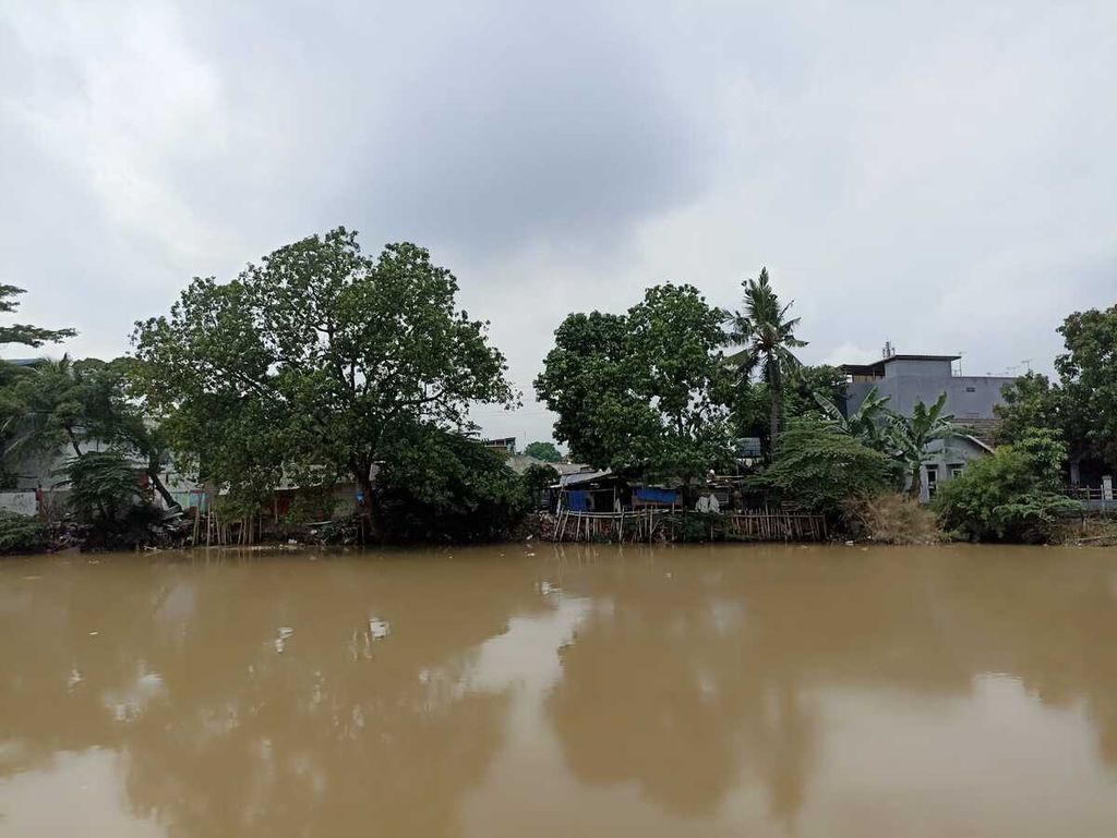 Beberapa rumah masih berdiri di sisi Kali Bekasi, Kelurahan Margahayu, Bekasi, Jawa Barat pada Rabu (5/10/2022).