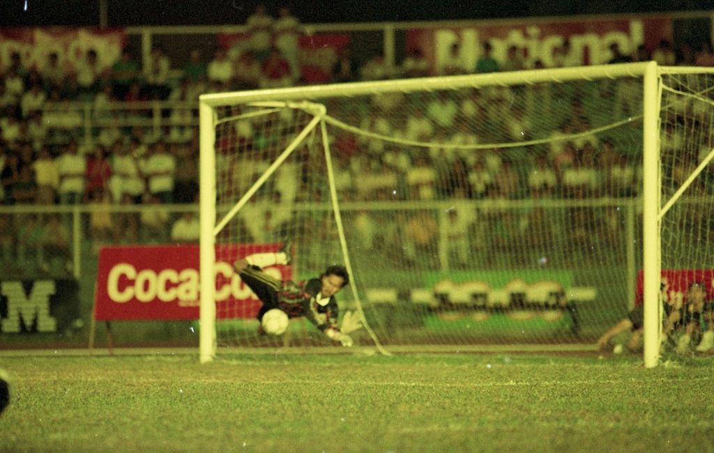 Eddy Harto, kiper Indonesia, melakukan tepisan penendang keenam Thailand yang memastikan raihan emas Indonesia pada laga final SEA Games 1991 melawan Thailand di Stadion Memorial Rizal, Manila, Filipina, Rabu 4 Desember 1991. 