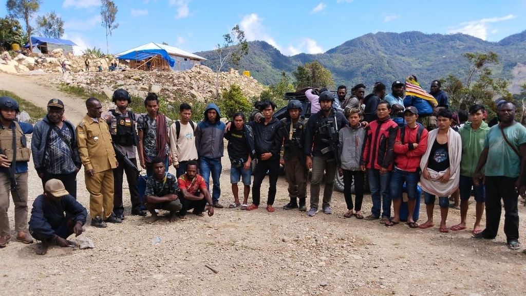 Aparat kepolisian berhasil menyelamatkan 10 pekerja jalan Trans-Papua dari PT DHR dari serangan kelompok kriminal bersenjata di Kampung Mangabib, Kabupaten Pegunungan Bintang, Papua, Selasa (13/9/2022).
