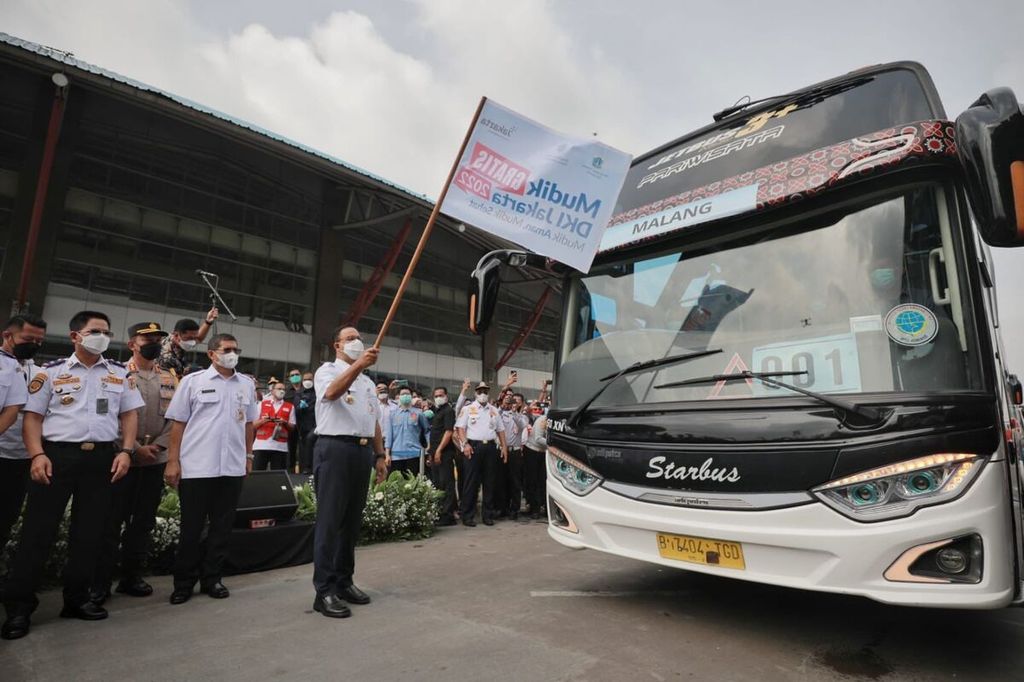 Gubernur DKI Jakarta Anies Baswedan saat melepas mudik gratis yang dibuat oleh Pemerintah Provinsi DKI Jakarta, di Terminal Pulo Gebang, Jakarta, Rabu (27/4/2022).