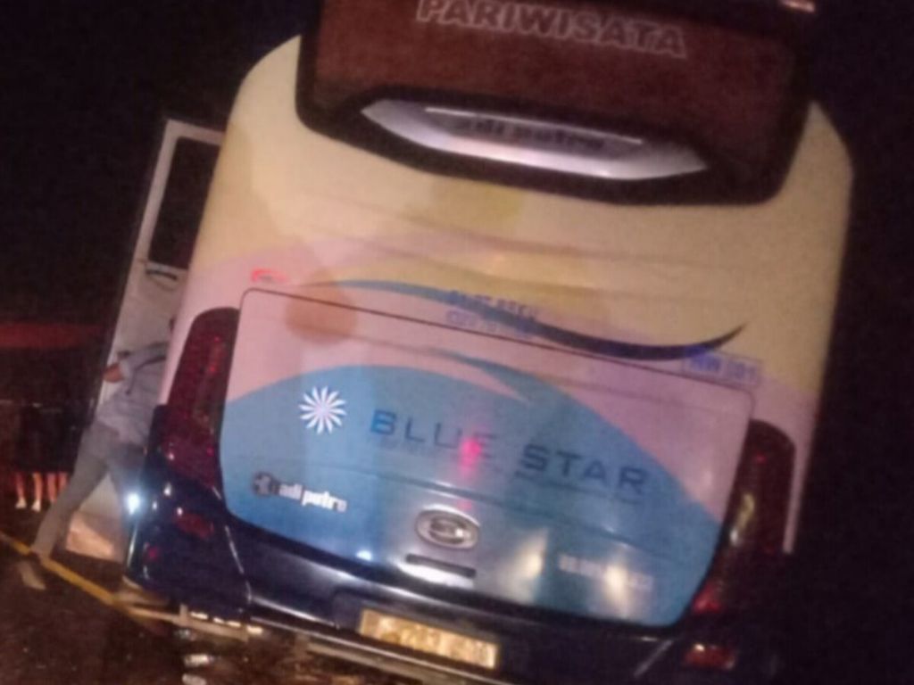 Bus Blue Star yang mengalami kecelakaan di Jalan Tol Cipali, Kilometer 176, Kabupaten Majalengka, Jawa Barat, Rabu (24/7/2024) malam. Satu penumpang tewas akibat peristiwa ini.