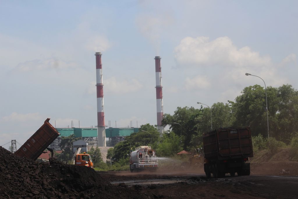 Aktivitas pertambangan batubara di PT Bukit Asam yang berada di Kabupaten Muara Enim, Sumatera Selatan, Selasa (16/11/2021). 