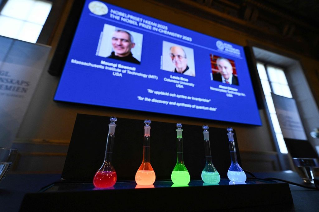 Tiga ilmuwan Amerika Serikat dianugerahi Hadiah Nobel Kimia 2023 atas temuan dan pengembangan yang mereka lakukan tentang titik kuantum.