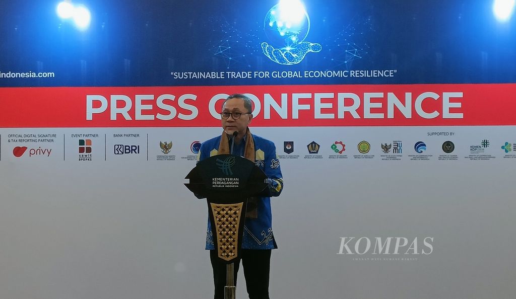 Menteri Perdagangan Zulkifli Hasan memaparkan hasil transaksi pameran perdagangan internasional Trade Expo Indonesia 2023 dalam konferensi pers di ICE BSD, Tangerang, Banten, Minggu (22/10/2023).