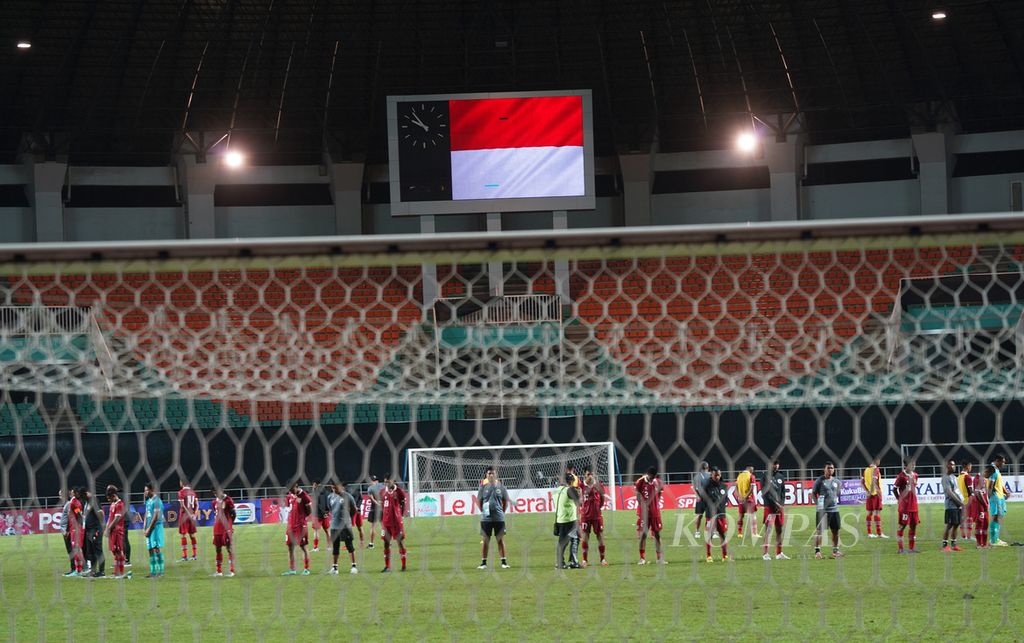Suasana saat seluruh pemain Indonesia mengheningkan cipta untuk tragedi Kanjuruhan, Malang, seusai laga melawan Guam dalam kualifikasi Piala Asia U-17 2023 di Stadion Pakansari, Kabupaten Bogor, Jawa Barat, Senin (3/10/2022). Indonesia menang telak, 14-0. 