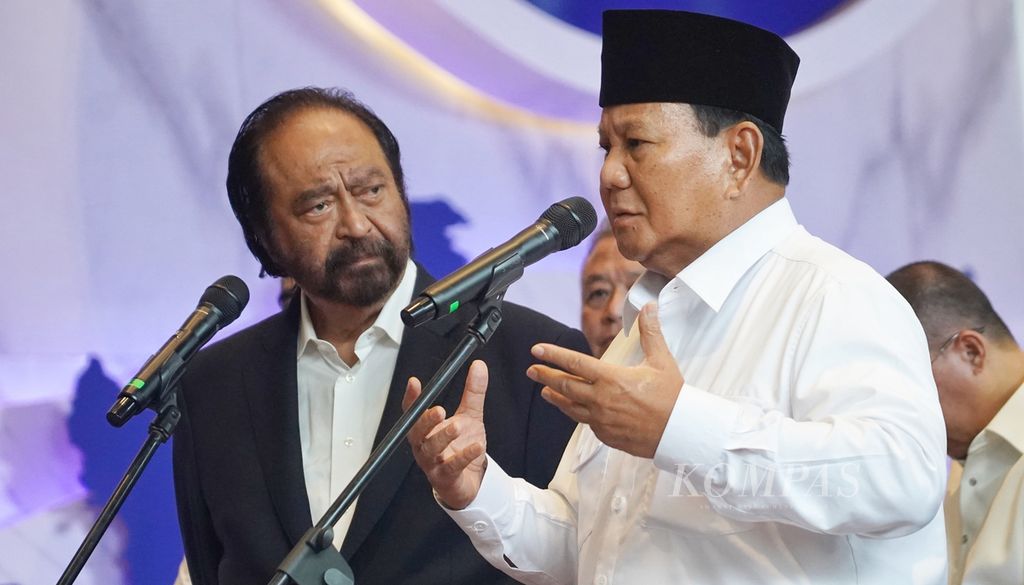 Ketua Umum Partai Nasdem Surya Paloh bersama calon presiden peraih suara terbanyak, Prabowo Subianto, menggelar konferensi pers setelah pertemuan di Nasdem Tower, Jakarta, Jumat (22/3/2024). 