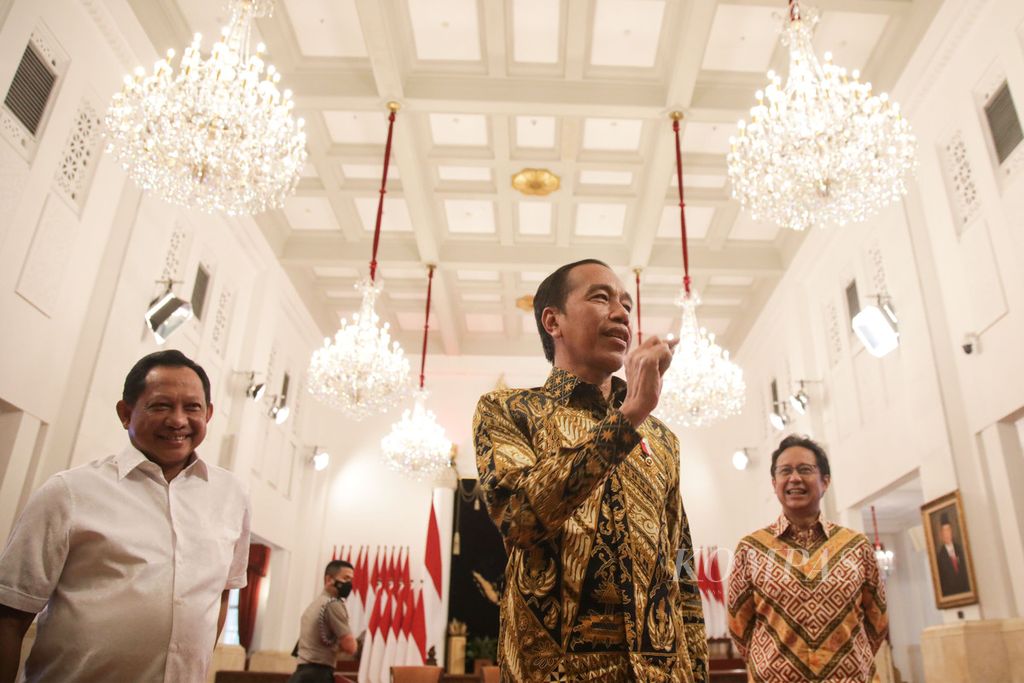 Presiden Joko Widodo (tengah) didampingi Menteri Dalam Negeri Tito Karnavian (kiri) dan Menteri Kesehatan Budi Gunadi Sadikin (kanan) berbincang dengan wartawan seusai menyampaikan keterangan terkait pencabutan pemberlakuan pembatasan kegiatan masyarakat (PPKM) di Istana Negara, Jakarta, Jumat (30/12/2022).