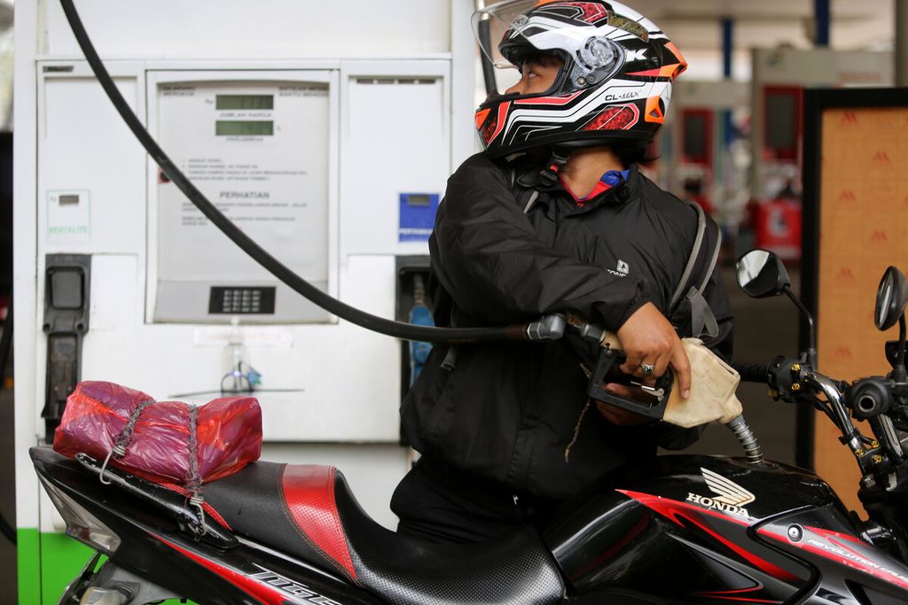Konsumen mengisi bahan bakar pertalite di SPBU Pertamina di kawasan Kuningan, Jakarta, Selasa (28/12/2021). 