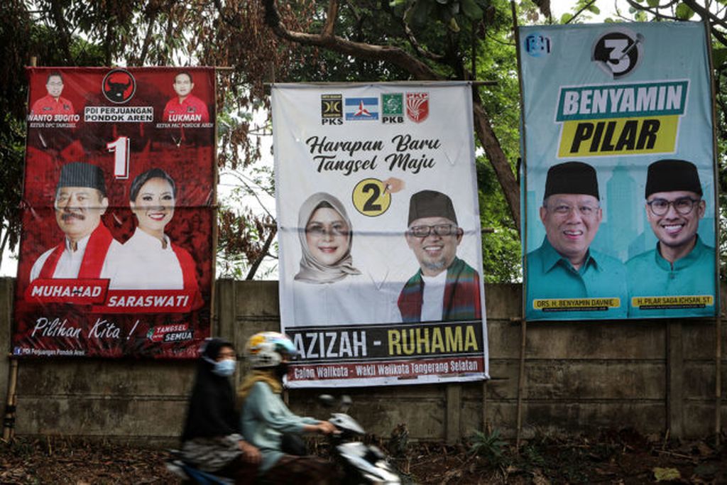 Baliho pasangan calon Wali Kota-Wakil Wali Kota Tangerang Selatan Jalan Raya Graha Bintaro, Pondok Aren, Tangerang Selatan, Banten, Sabtu (10/10/2020). Pemasangan baliho, spanduk, dan poster di tempat-tempat yang ramai dilalui warga menjadi salah satu bentuk kampanye yang dilakukan para calon kepala daerah di tengah ketatnya aturan kampanye tatap muka. Selain itu, media sosial juga menjadi sarana mengenalkan visi, misi, dan arah kebijakan ke depan kepada masyarakat.