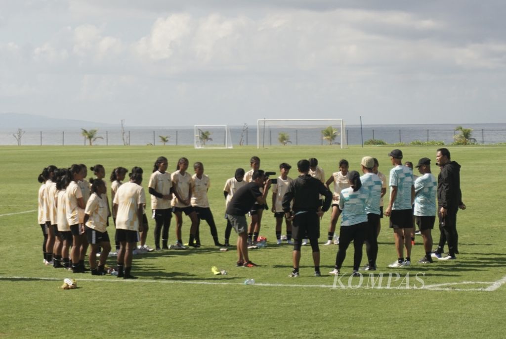 The Indonesian U-17 women's team conducted training at Bali United Training Center, Sukawati, Gianyar, Bali on Sunday (5/4/2024). This is the team's final training session before competing against the Philippines in the 2024 U-17 Asian Women's Cup on Monday (6/5/2024) at 7:00 PM WITA.