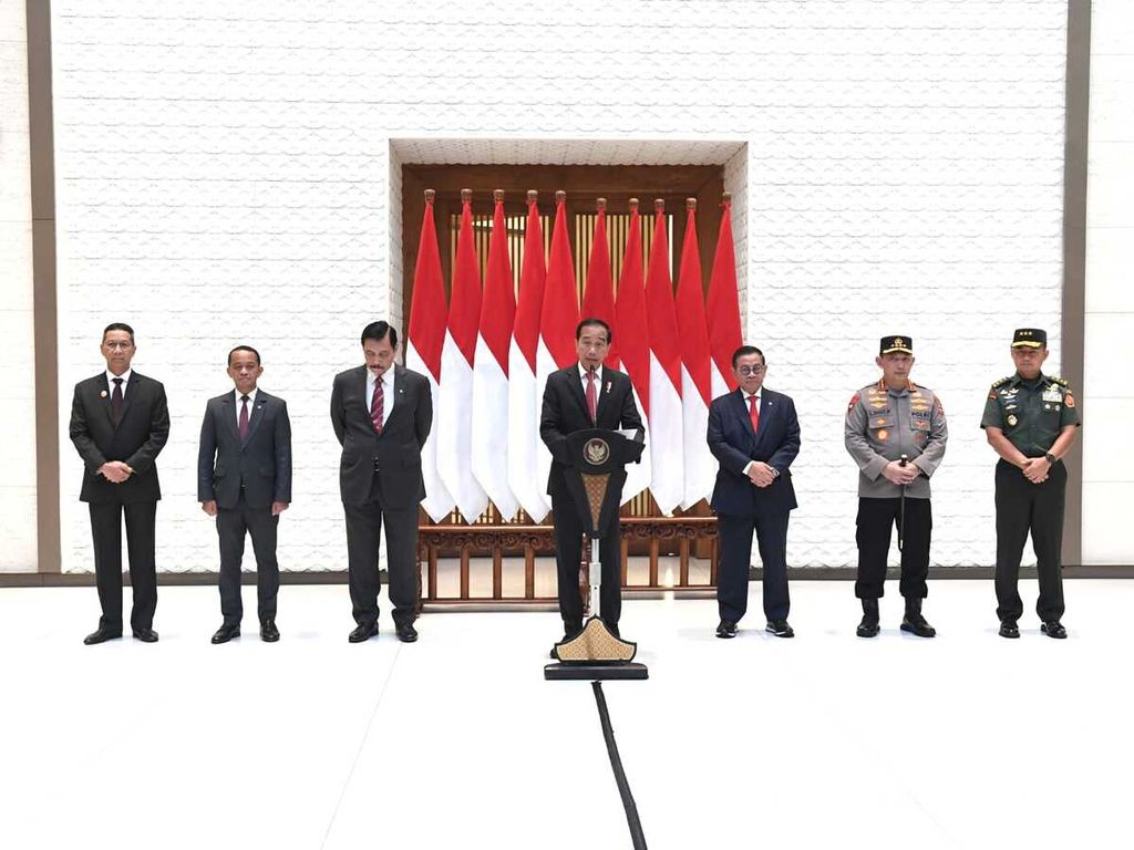 Presiden Joko Widodo dalam keterangan pers di Pangkalan TNI AU Halim Perdanakusuma, Jakarta Timur, 27 Juli 2023. 