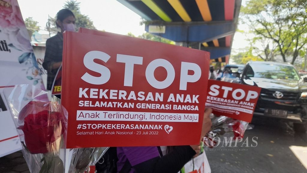 Ratusan orang dari berbagai elemen menggelar aksi unjuk rasa di depan Pengadilan Negeri Malang, Jawa Timur, Rabu (20/7/2022), saat sidang kasus dugaan kekerasan seksual di sekolah SPI Kota Batu tengah berlangsung.