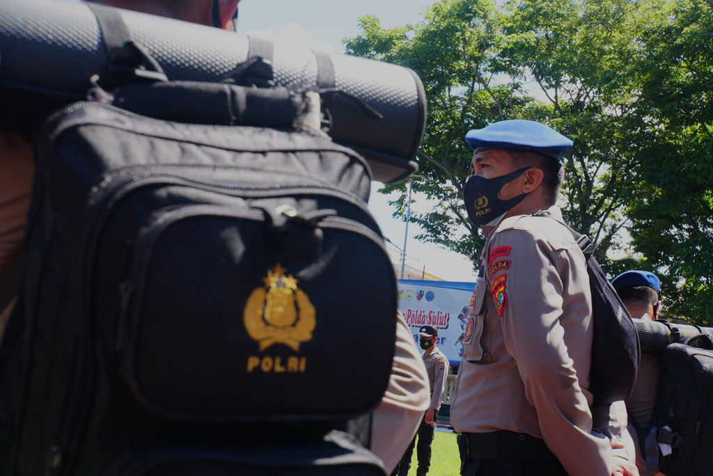 Personel Polda Sulawesi Utara mengikuti apel pergeseran pasukan pengaman Pilkada 2020, Jumat (4/12/2020), di Manado. Sebanyak 770 pasukan Polda Sulut akan dikirim ke 15 kota dan kabupaten sebagai bagian tim pengaman pilkada beranggotakan 5.200 polisi.