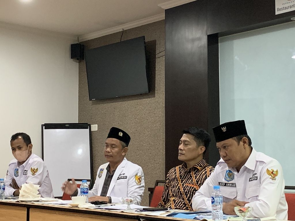 (Dua dari kiri) Ketua Umum DPP Apdesi Surta Wijaya dalam konferensi pers di Jakarta, Kamis (31/3/2022).